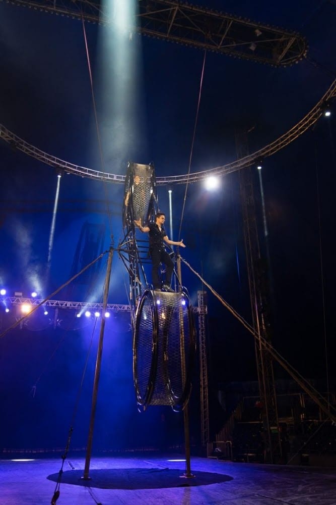 Rodrigo Gomez on the outside of the wheel, Le Cirque Amar.
