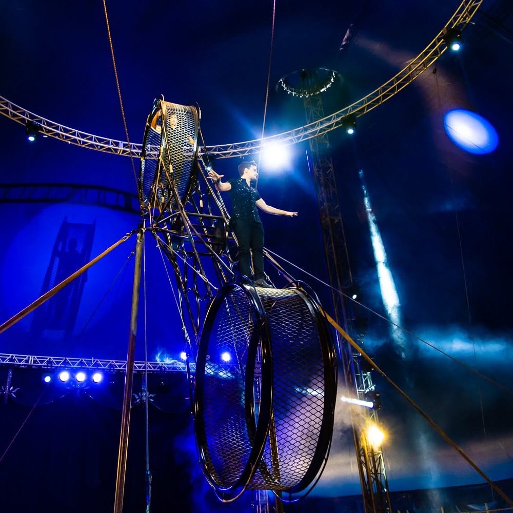 Rodrigo Gomez standing on the wheel, Le Cirque Amar.