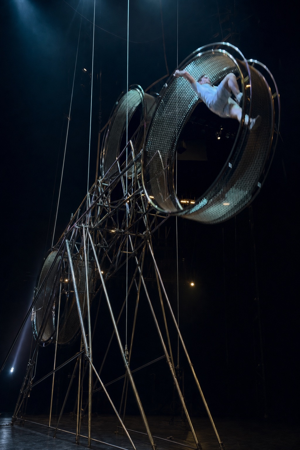 Rodrigo Gomez climbing the outside of the wheel.