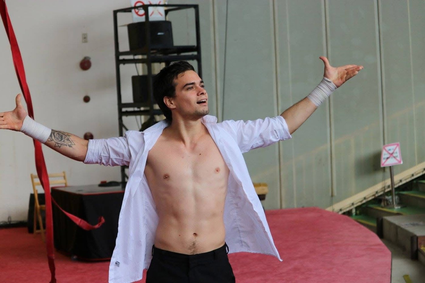 Rodrigo Gomez training in aerial straps.
